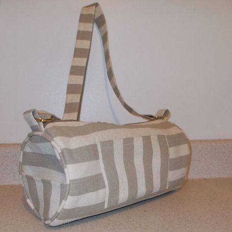 Free Bag, Tote, Clutch, Backpack, Pocketbook & Purse Patterns : Free Pattern to Sew a Barrel Style Handbag Duffel Bag Pattern, Duffle Bag Patterns, Sail Bag, Grocery Tote Bag, Bag Pattern Free, Embellished Bags, How To Make Purses, Fabric Purses, Barrel Bag