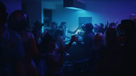 Party Cinematography, Euphoria New Years Party, Cinematic Party Scene, House Party Cinematography, Euphoria Stills, Moonlight Stills, Euphoria Cinematography, Euphoria Movie Scene, Euphoria Party Scene