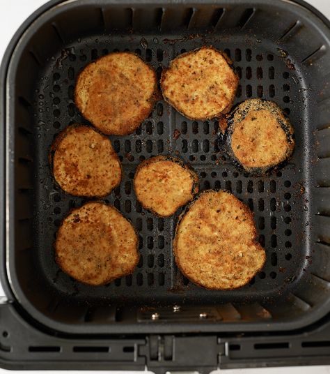 The cooked eggplant slices in the air fryer basket. Giant Zucchini Recipes, Air Fryer Fried Green Tomatoes, Eggplant Parmesan Easy, Air Fryer Eggplant Parmesan, Air Fryer Zucchini Chips, Fried Cucumbers, Air Fryer Eggplant, Toffee Bites, Zucchini Rounds