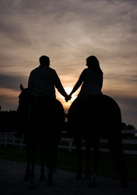 Country love ♡ Horse Couple, Country Couples, Wilde Westen, Valley View, Engagement Portraits, New Start, Horse Photography, Horse Pictures, Horse Love