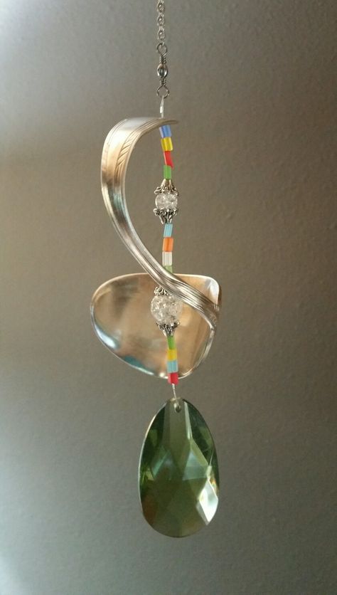 Cutlery Wind Chime Diy, Flatware Windchimes, Silverware Windchimes Diy, Silverware Wind Chimes, Silverware Windchimes, Windchimes Diy, Spoon Jewelry Diy, Glass Windchimes, Crystal Suncatchers Diy