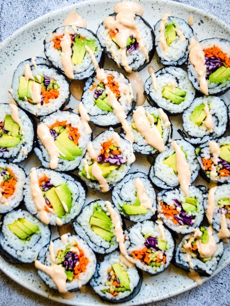 Vegetarian Sushi Recipes, Vegetarian Sushi Rolls, Veggie Sushi Rolls, Spicy Salmon Sushi, Homemade Sushi Rolls, Sushi Ginger, Veggie Rolls, Chicken And Eggs, Sushi Ideas