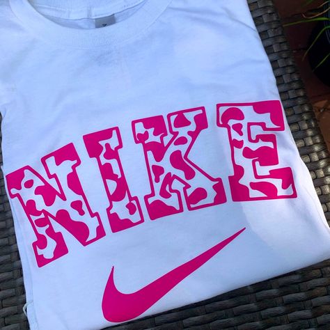 Made To Order Nike Design (Not An Actual Nike Branded Item, For Design Purposes Only) White Tee With Hot Pink Design Nike Cricut Ideas, Nike Tshirt Women, Nike Tshirt Design, Nike Shirt Design, Cricut Sweatshirt, White Nike T Shirt, Nike Shirts Women's, Hot Pink Design, 2024 Clothes