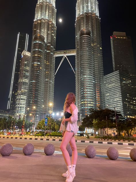 Travel Night Aesthetic, Bangkok Outfit, Singapore Outfit, Malaysia Resorts, Singapore Vacation, Kuala Lumpur Travel, Travel Night, Asia City, Travel Pose