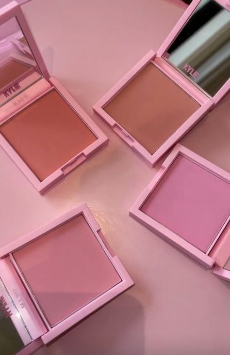 Kylie Blush, Trajes Kylie Jenner, Makeup List, Kylie Cosmetic, Ethereal Makeup, Fancy Makeup, Makeup Eye Looks, Makeup Must Haves, Makeup To Buy