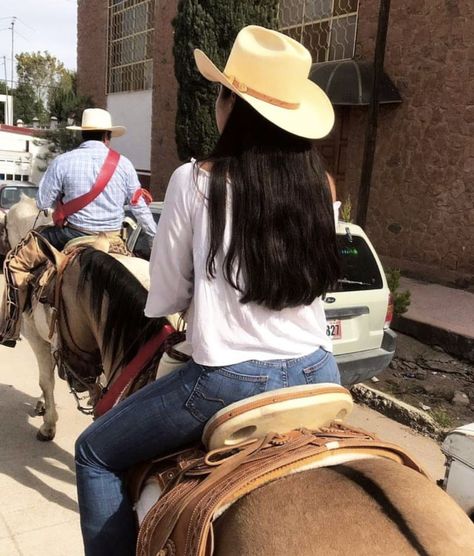 Countryside Outfit, Foto Cowgirl, Horse Riding Outfit, Gymwear Outfits, Cowgirl Style Outfits, Cowboy Aesthetic, Outfits For Mexico, Cute Country Outfits, Looks Country