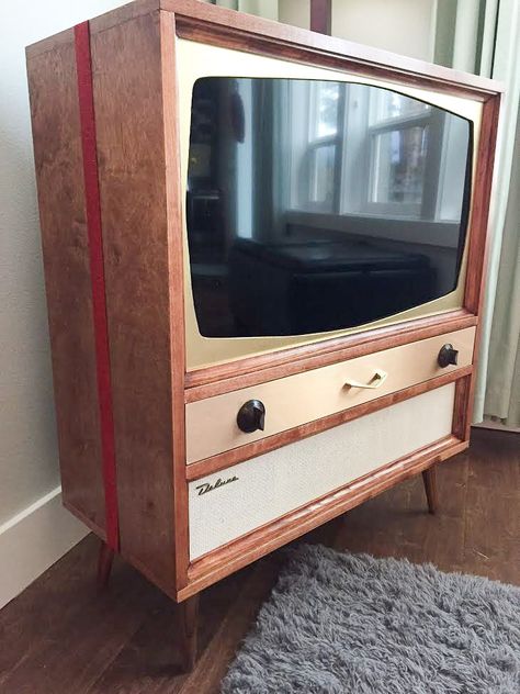 What do to with the flat screen TV in a midcentury home? Jeff got creative — and designed and built a custom TV cabinet that holds a 32″ LCD TV, BluRay player, and soundbar. Envious? He’s in the Portland/Seattle area can make one for you, too!  Edited a bit for flow given we had some back … Custom Tv Cabinet, Mid Century Diy, Future Mansion, Retro Tv Stand, Midcentury Tv Stand, Mid Century Tv, Tv Armoire, Modern Tv Cabinet, Breakfast Nooks