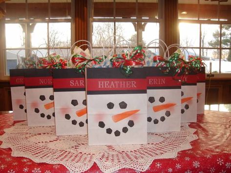 Decorating White Gift Bags For Christmas, Snowman Bags Diy, Diy Snowman Gift Bag, Snowman Goodie Bags, White Paper Bag Christmas Gift Bags, Decorated Paper Bags For Christmas, White Gift Bag Decorating Ideas, Gift Bags For Christmas, Snowman Gift Bags