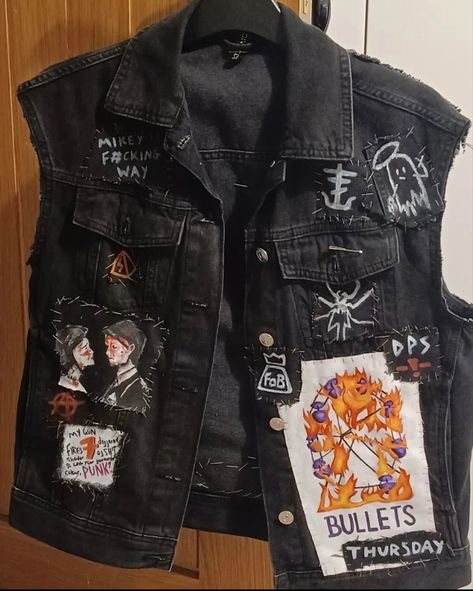 Diy Punk Shirt, Patch Inspiration, Punk Shirts, Battle Jackets, Battle Vest, Jacket Diy, Punk Jacket, Punk Shirt, Jacket Ideas