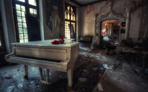 Piano Old Room Beautiful Abandoned Places, Faded Memories, Old Piano, Abandoned Amusement Parks, Abandoned Castles, Abandoned House, Abandoned Mansions, Grand Piano, Tick Tock