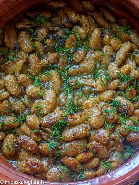 Baked Giant Beans with Garlic and Dill (Gigantes Skordati) - Aglaia's Table οn Kea Cyclades Vegan New Years Recipes, Serbian Dishes, Giant Beans, Fava Beans Recipes, Greek Food, Appetizer Salads, European Food, Mediterranean Diet Recipes, Dried Beans