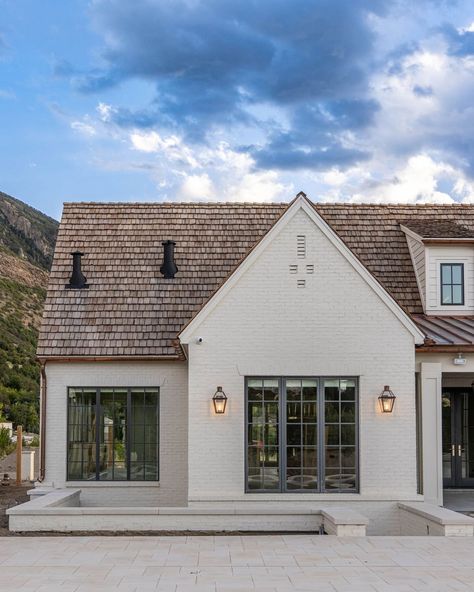 Lane Myers Construction | Gorgeous exterior 🤩 . . . . . . . . #customhomebuilder #homebuilder #homedesign #interiordesign #utahliving #utahhomebuilder #custombuilt... | Instagram Mcgee Exterior, Studio Mcgee Exterior, Modern Cottage, Exterior Ideas, Architecture Interiors, Studio Mcgee, Custom Home Builders, Home Construction, Luxury Real Estate