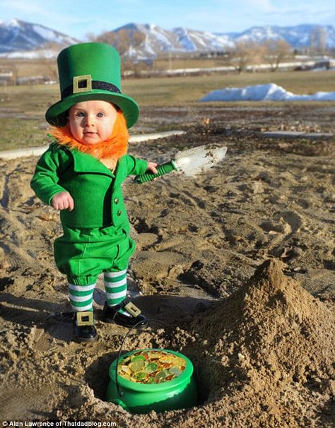 Everyone's after me pot-o-gold! Alan said Rockwell tried to 'bury' his gold, even though it was only chocolate Sant Patrick, Leprechaun Costume, Baby Kostüm, Super Funny Pictures, Irish Baby, Funny Pictures For Kids, 6 Month Old Baby, Adventure Baby, Baby Costumes