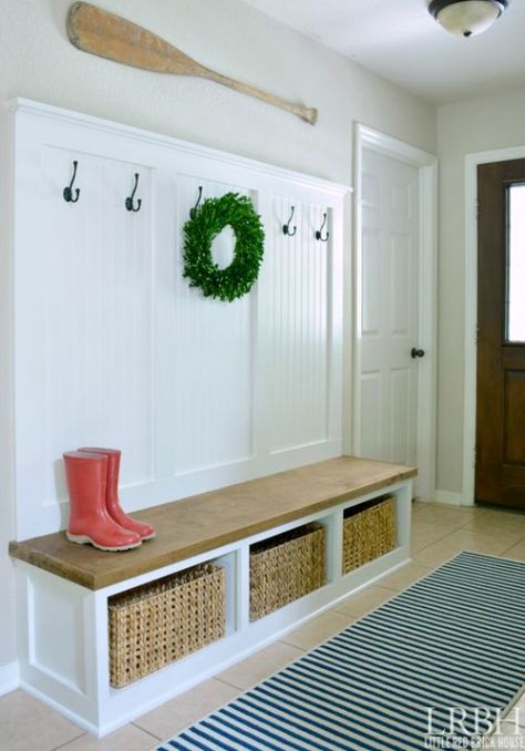 DIY Entryway Wardrobe with Storage.... http://www.completely-coastal.com/2016/10/simple-entryway-storage-ideas-with-benches.html Country Homestead, Realistic House, Mudroom Cubbies, Diy Bank, Entry Cabinet, Garage Entrance, Diy Entryway Bench, Mudroom Makeover, Side Entrance