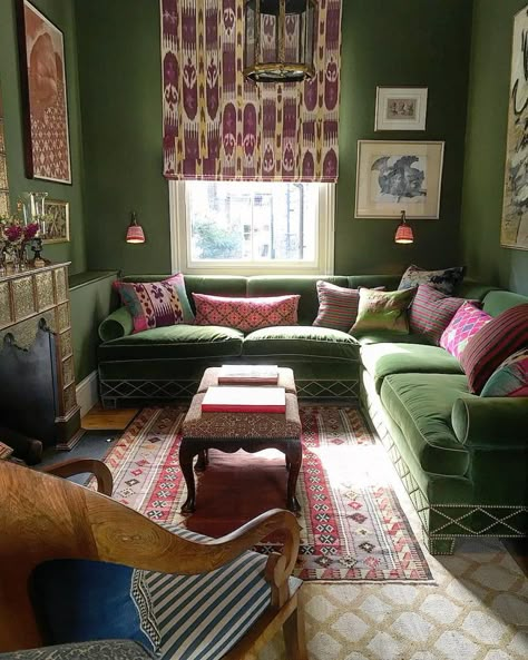 Beautifully greenish room Coolest Rooms, Spring Library, Paint Ceiling, Amazing Rooms, Cushion Ideas, Moroccan Room, Snug Room, Dark Paint, Green Colours