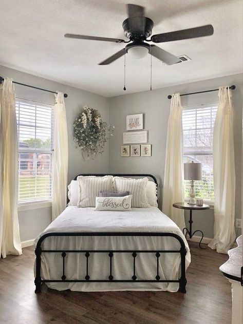 Bedroom With Tv On Side Wall, Small Cottage Bedroom Ideas Country, Farmhouse Boho Guest Bedroom, Guest Room Inspiration Farmhouse, Country Style Guest Bedroom, Small Bedroom With Twin Bed Ideas, Farmhouse Bed In Front Of Window, Antique Home Decor Ideas Bedroom, Girly Farmhouse Bedroom