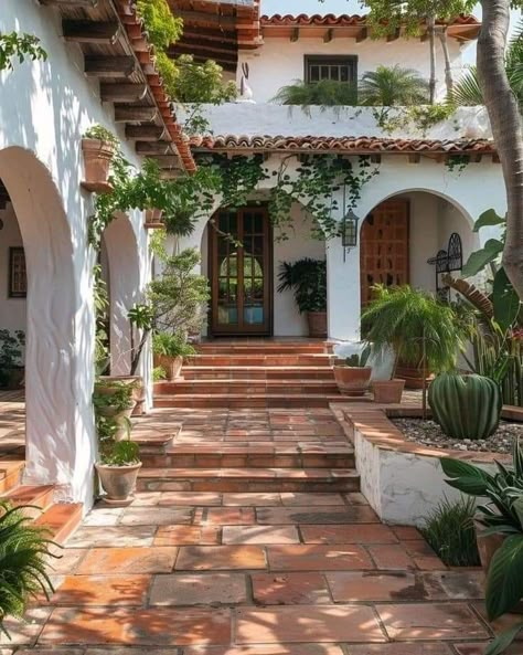 San Diego Houses Exterior, Salvador House, Spain Houses, Mediterranean House Design, Nest Ideas, Spanish Courtyard, Hacienda Homes, Spanish Home Decor, Hacienda Style Homes