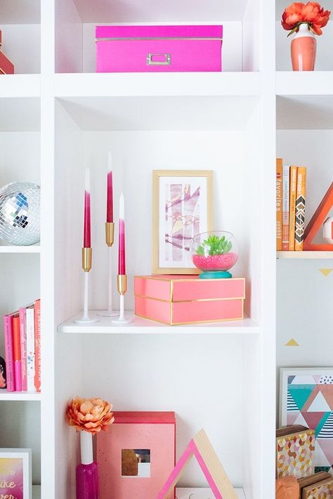 Colourful Shelf Decor, Colorful Shelf Decor, Colorful Shelf, Colourful Interiors, Pink Shelves, College House, Living Room Loft, Loft Living, Preppy Room