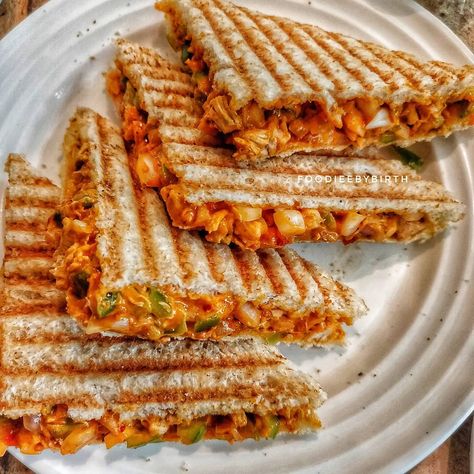 Chicken Tikka Sandwich, Tikka Sandwich, Sandwich Aesthetic, Sandwich For Breakfast, Sandwich Pictures, Continental Cuisine, Junk Food Cravings, Indian Fast Food, Sandwich Chicken