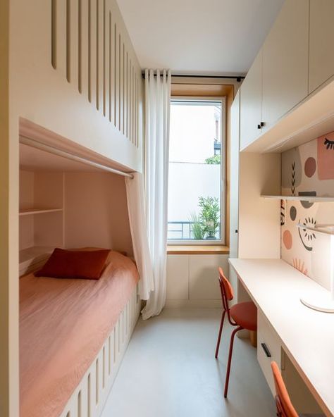 Architecture d’intérieur & Rénovation on Instagram: "[INSPIRATION] Faire entrer deux enfants de 10 ans dans une chambre de 9m² ? Défi relevé pour notre agence de Paris. Aujourd’hui, on vous dévoile les photos de la superbe chambre colorée de notre projet Sablons, un appartement familial de 70m² situé à Neuilly. 💪🏼 L’idée de notre archi : tout miser sur l’optimisation d’espace grâce à ses nombreuses menuiseries sur-mesure ! Lits superposés, dressing toute hauteur et bureaux avec rangements intégrés…tout a été pensé dans les moindres détails, sans oublier son papier peint fantaisie signé @roomblush qui confère à l’espace un esprit ludique et enfantin. 🧸 🫶🏼 On est fan, et vous ? 🇬🇧 How to convince two 10-year-old children to share a 9m² bedroom? Challenge accepted for our Paris agency. Colourful Bedroom, Space Optimization, Challenge Accepted, Instagram Inspiration, Bunk Beds, Kids Bedroom, Paris, Fan, Architecture