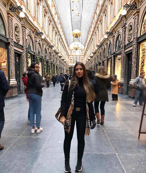 Casual Tourist Outfit Winter, Europe Tourist Outfit Fall, Autumn Europe Outfits, European Autumn Outfits, New York Tourist Outfit, Fall Paris Outfits, Outfits Europa, Winter Night Outfit, Barcelona Outfits