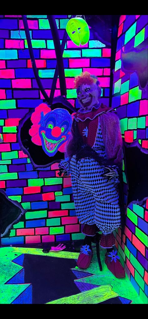 Scary Haunted House Ideas Horror, Evil Carnival Decorations, Neon Haunted House, Carnevil Halloween Decorations Diy, Clown Haunted House, Carnival Haunted House, Clown Halloween Party, Clown Room, Fall Notes