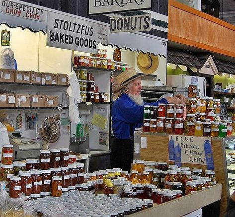 Central Market, Lancaster, PA - great place to pick up your chow chow & pickled veggies! Amish Market, Amish Lifestyle, Pennsylvania Dutch Country, Amish Culture, Plain People, Pennsylvania Travel, Soho Style, Lancaster County Pa, Amish Community