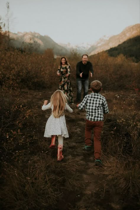 Family Photos Outdoor, Family Session Poses, Fall Photoshoot Family, Creative Halloween Costume Ideas, Outdoor Family Photoshoot, Outdoor Family Portraits, Big Family Photos, Winter Family Photos, Family Photoshoot Poses