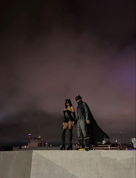 batman and catwomen Catwoman And Wonder Woman, Cat Women And Batman Costume Halloween, Batman And Car Women Costume, Cat Women Costumes Diy, Batman And Batgirl Costumes Couples, Cat Women And Batman, Cat Women And Batman Couple Costume, Bat Man And Cat Woman Costume Couple, Bat Man And Cat Woman Halloween Costume