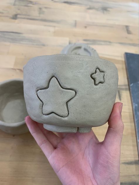 Ceramic Star Bowl, Easy Pottery Ideas For Beginners, Clay Bowl Ideas, Pinch Pot Ideas, Clay Bowls, Sculpture Art Clay, Clay Diy Projects, Clay Bowl, Ceramics Ideas