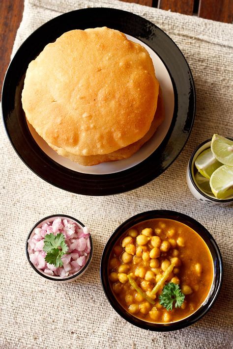 chole bhature – spicy chickpeas curry served with leavened fried bread. popular in punjab and parts of north india. Paneer Makhanwala Recipe, Bhature Recipe, Bhatura Recipe, Chole Bhature, Punjabi Cuisine, Punjabi Food, Clam Recipes, Indian Bread, Indian Street Food