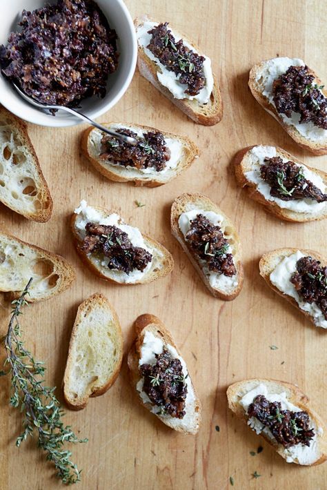 Goat Cheese Crostini with Fig-Olive Tapenade Grilled Crostini, Olive Tapenade Recipe, Wine Flight, Tapenade Recipe, Cheese Crostini, Holiday Party Appetizers, Goat Cheese Crostini, Roasted Pork Tenderloins, Goat Cheese Recipes