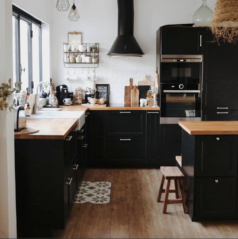 Model Dapur, Kabinet Dapur, Black Kitchen Cabinets, Dark Kitchen, Cottage Kitchens, Kitchen Inspiration Design, Black Kitchen, Black Cabinets, Kitchen Inspo