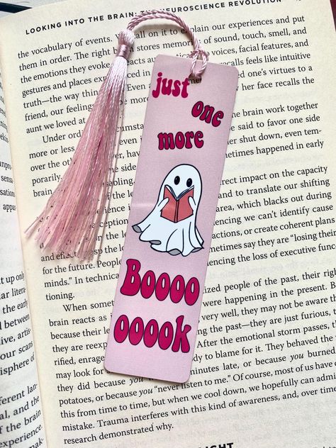 Adorable Halloween themed bookmark with tassel.  Measures 4.5 in long and 1.3 in wide. Cool Book Mark Ideas, Bookmark Ideas Funny, Bookmark Drawing, Halloween Bookmarks Diy, Book Marker, Cute Bookmark, Halloween Bookmark Ideas, Cute Bookmarks Handmade, Halloween Bookmarks