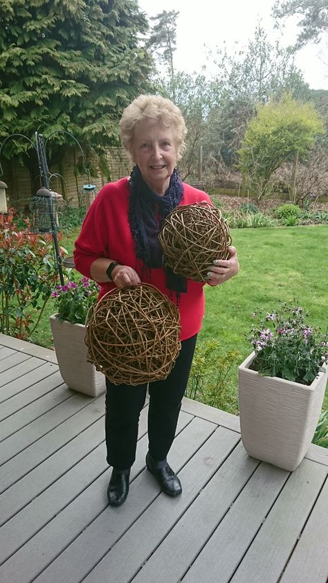 How To Weave a Willow Sphere | Willowtwisters Online School of Willow Weaving Willow, Willow Sculpture, Chicken Wire Sculpture, Willow Sticks, Rustic Garden Ideas, Willow Garden, Flea Market Gardening, Garden Rustic, Garden Balls