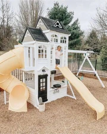 Backyard Playhouse Ideas, Outdoor Playhouse Ideas, Outside Playhouse, Kids Playhouse Outdoors, Backyard Playset, Play Area Backyard, Diy Playhouse, Backyard Playhouse, Build A Playhouse