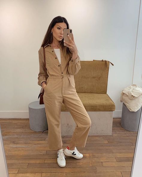 beige boilersuit, white sneakers #fashion How To Wear White Sneakers, Overall Fashion, Jumpsuit Outfit Casual, Beige Jumpsuit, Casual Weekend Style, Winter To Spring, Beige Outfit, Everyday Fashion Outfits, Boiler Suit