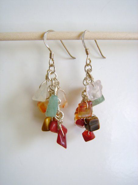 Earrings I made. Semi-precious chip stones Chip Bead Jewelry, Diy Earrings Dangle, Boho Jewelry Diy, Crystal Bead Jewelry, Handmade Crystal Jewelry, Diy Wire Jewelry, Recycled Jewelry, Jewelry Design Earrings, Handmade Wire Jewelry