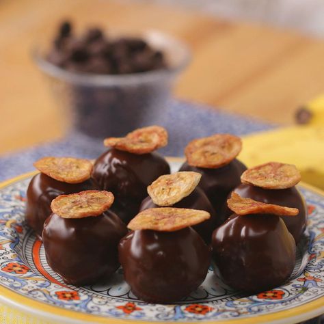 Banana Bread Truffles, Bananna Bread, Cake Truffles Recipe, Banana Bread Cake, Truffle Cake, Truffles Recipe, Movie Night Snacks, Cake Bites, Banana Chips