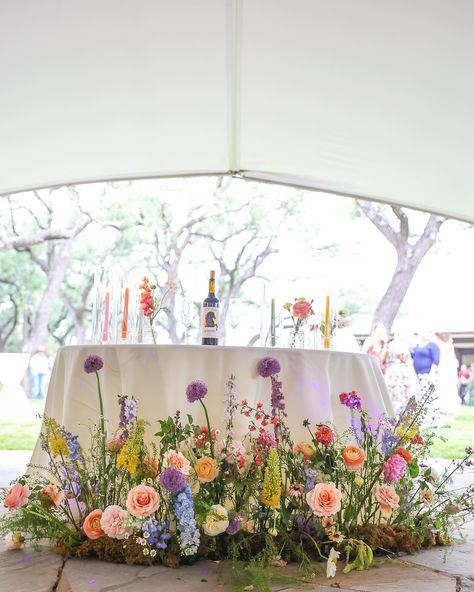 realizing I never posted these from April🌿 still one of my favorite ceremony designs🐝 @lyndsay_photography captured @braycie_ann + Landon’s day SO beautifully🪺🪺🪺 photo : @lyndsay_photography venue : @moonflowerhill keywords: Texas hill country wedding, Texas wedding, bright wildflower wedding, spring wedding, ceremony flower meadow, Texas wedding florist Flower Tower Ideas Wedding, Texas Wildflower Wedding Theme, Wildflower Table Garland, Texas Spring Wedding, Wildflower Wedding Chuppah, Wildflower Floor Arrangement, Soft Wildflower Wedding, Easy Wedding Diy Decorations, Indoor Wildflower Wedding