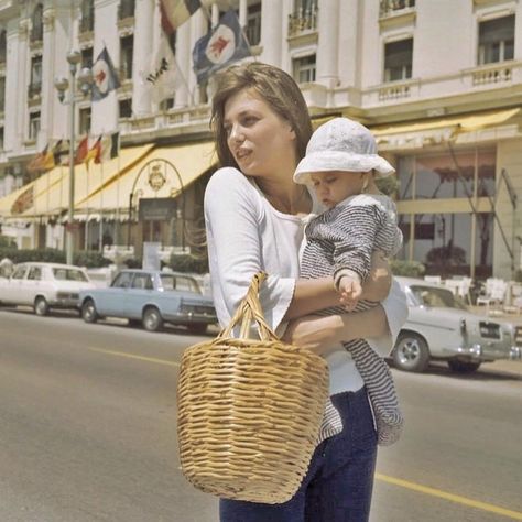 Isabel Costa on Instagram: “#janebirkin” Birkin Basket, Love John Lennon, Jane Birkin Basket, Jane Birkin Style, Lidded Basket, Basket Purse, Lidded Baskets, Charlotte Gainsbourg, Family Photo Album