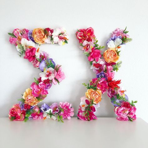 Attention: College girls! Going to a Sigma Chi party this Friday night? You just might see these 24” faux floral Hawaiian themed letters! They were ordered last night, created and shipped today, and they will arrive to the customer tomorrow. Take advantage of our rush order capability! Fully customizable and ships from San Diego, CA! Shop link in bio! 🌺 Sorority Recruitment Decorations, Recruitment Decorations, Sorority Decorations, Sisterhood Round, Sorority Room, Fraternity Letters, Fraternity House, Bid Day Gifts, Little Baskets