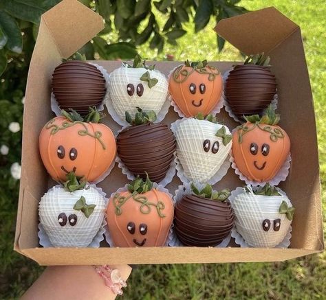 Chocolate Covered Strawberries Pumpkins, Thanksgiving Covered Strawberries, Mimosa Box With Strawberries, Cute Halloween Chocolate Covered Strawberries, Halloween Birthday Strawberries, Halloween Edible Arrangements, Pumpkin Chocolate Covered Strawberries, Fall Chocolate Strawberries, Halloween Themed Chocolate Strawberries