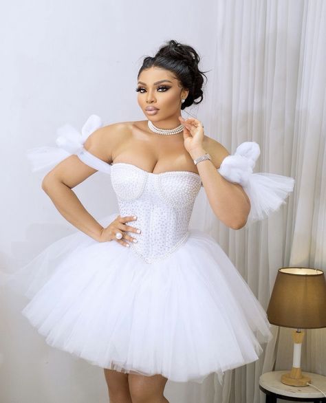 Short African Dresses Sposadresses, Wedding Reception Dress For Black Bride, Bachelorette Dress For Black Bride, White Hoco Dress Short, Bride After Party Dress, Reception Dress Bride, Dinner Gowns Classy, White Hoco Dress, Off Shoulder Corset Dress