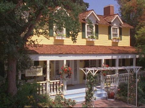 The dragonfly inn! where my love for interior design started many years ago! #gilmore girls The Dragonfly Inn, Gilmore Girls Facts, Gilmore Girls House, Gilmore Girls Dragonfly Inn, Walton House, Dragonfly Inn, Café Design, Gilmore Girls Fan, House Dream