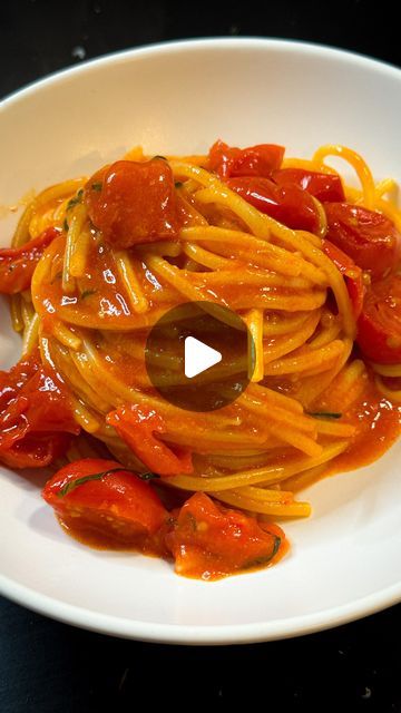 Fabio Amato on Instagram: "Spaghetti al pomodoro
Facili, semplici e veloci 
Avete presente quella voglia di spaghetti al pomodoro fresco? Ecco 😅
Facciamoli insieme❤️
Ingredienti:
* 320 g di spaghetti
* 400 g di pomodorini datterino
* 2 cucchiai di olio extravergine d’oliva
* 1 spicchio d’aglio
* 1 cipolla piccola (facoltativa)
* 1 cucchiaio di concentrato di pomodoro
* Basilico fresco q.b.
* Sale e pepe q.b.
* Peperoncino
* Formaggio 
Preparazione:
1. Lavare i pomodorini datterino e tagliarli a metà. Se si utilizza la cipolla, sbucciarla e tritarla finemente.
2. In una padella capiente scaldare l’olio d’oliva e soffriggere l’aglio per un minuto, fino a quando non sarà profumato.Aggiungere la cipolla tritata (se utilizzata) e soffriggere per un altro minuto.
3. Unire i pomodorini datterino Spicy Pomodoro Sauce, Pesto Pomodoro, Arnoldo Pomodoro, Capellini Pomodoro, Spaghetti Al Pomodoro, Pasta Al Pomodoro, Pasta Pomodoro, Pasta Food, Pasta Recipes