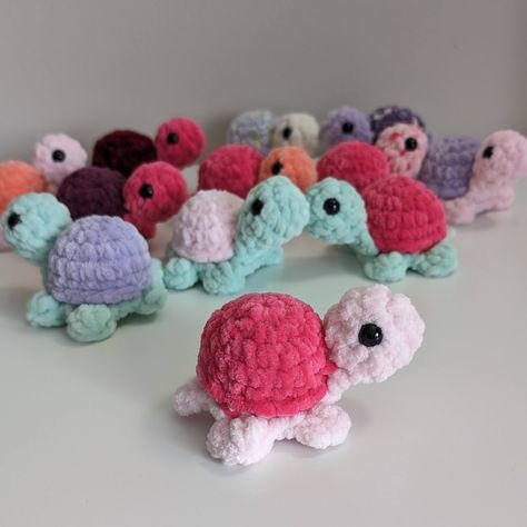 Crocheted Miniature Animals by Mohustore Crochet Stuffies Easy, Small Crochet Plushies, Crochet Small Things, Crochet Patterns Simple, Knitted Plushies, Simple Amigurumi, Crochet Turtles, Chenille Crochet, Turtle Plushie