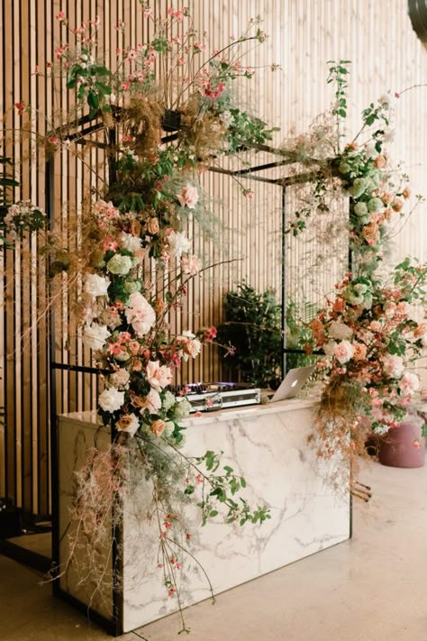 Wedding Expo Flower Booth, Wood Room Divider Wall Bohemian, Bar Installation Wedding, Flower Booth Design, Bar Flowers Wedding, Event Decoration Ideas Creative, Cocktail Decor, Wedding Bar Decor, Living Room Elegant