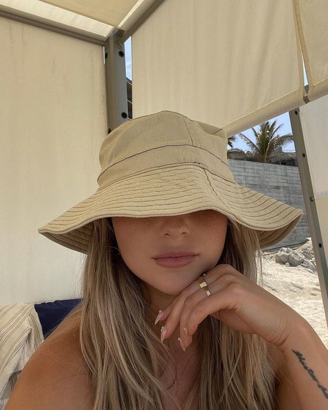 Beige Bucket Hat Outfit, Bucket Hat Selfie, Josi Pellicano, Aesthetic Bucket Hat, Bucket Hat Aesthetic, Beige Bucket Hat, Bucket Hat Outfit, Cafe Pictures, Hat Aesthetic