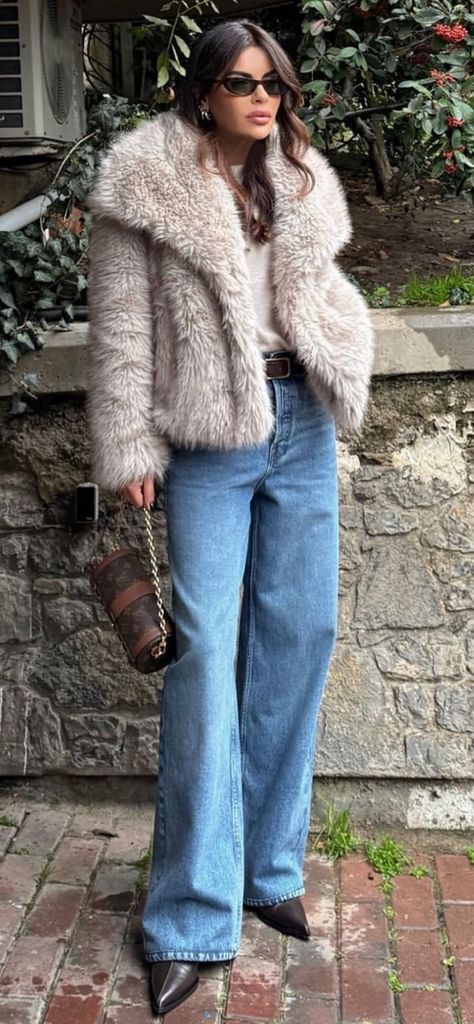 Street Style 2024 Winter Winter Looks 2024, 2025 Fashion Trends, 2024 Outfits, 2025 Fashion, Jeans Outfits, Fashion Trends Winter, Fall Winter 2024, Style Winter, Street Style Chic